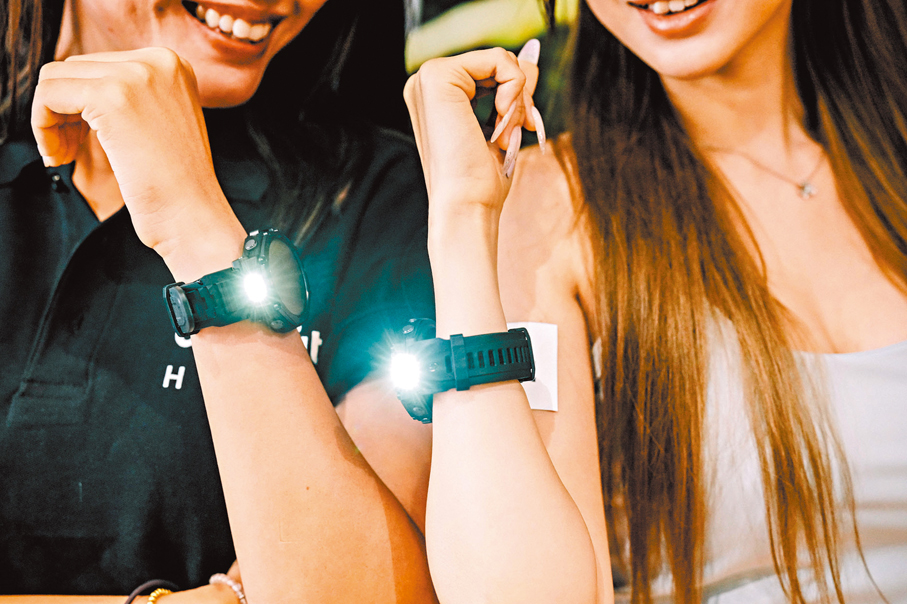 ●搭配雙色照明電筒