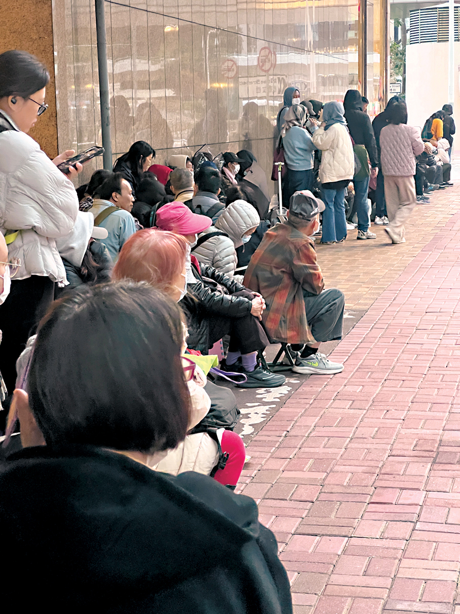 ●本報獨家報道排隊黨。 香港文匯報記者廣濟  攝