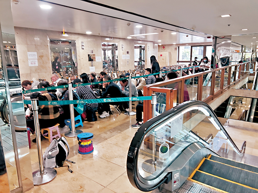 ●排隊黨肆虐，用家無奈要光顧黃牛。 香港文匯報記者廣濟  攝