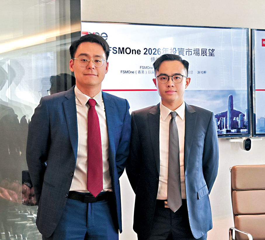 ● FSMOne謝祐軒（右）表示，充足的資金流入提升了市場深度和投資者信心，支撐整體市場表現。旁為陳家朗。 香港文匯報記者黃安琪  攝