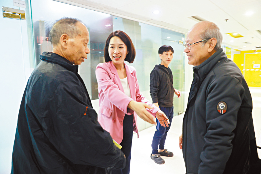 ●郭芙蓉為街坊解決疑難問題。 香港文匯報記者郭木又 攝
