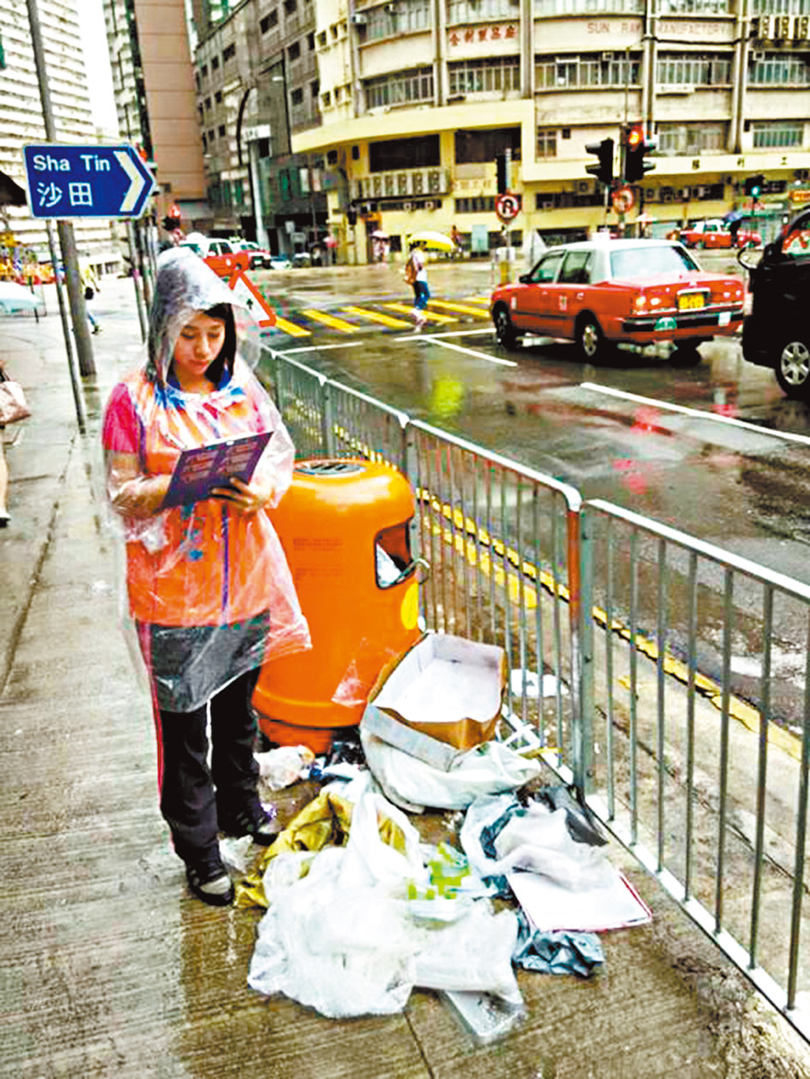 ●郭芙蓉關注民生，冒雨巡區記錄垃圾黑點。 資料圖片