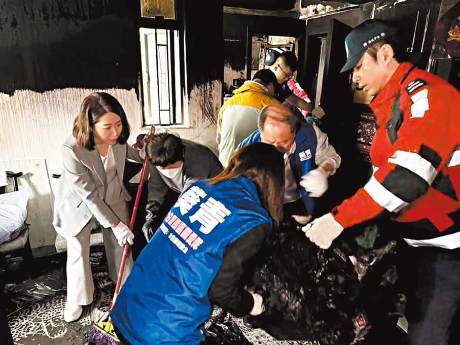 ●去年3月，郭芙蓉與關愛隊和消防員到起火單位協助戶主善後。 資料圖片
