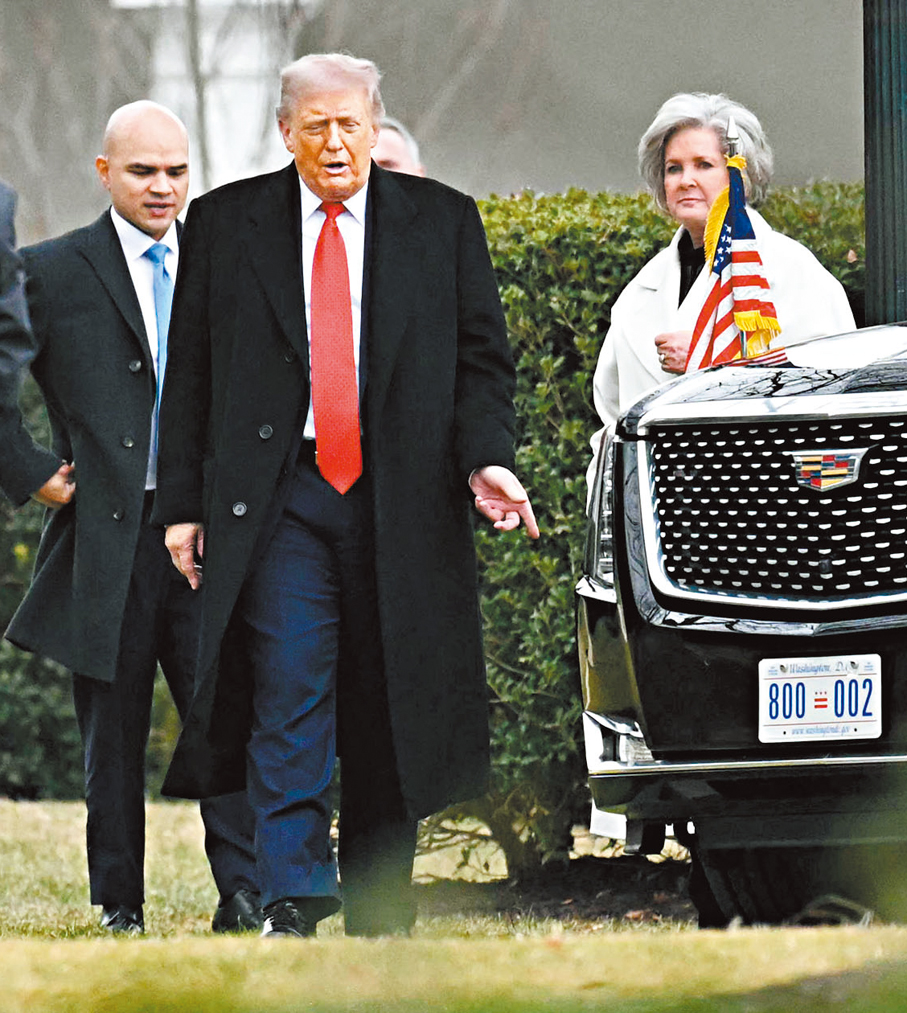 ●特朗普（中）宣布委內瑞拉將向美國移交數千萬桶高質素石油。 法新社