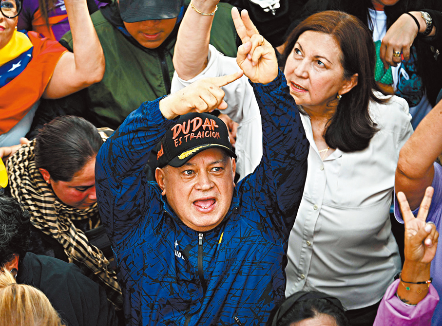 ●美官員擔心委內政部長卡韋略（中）可能攪局。 法新社