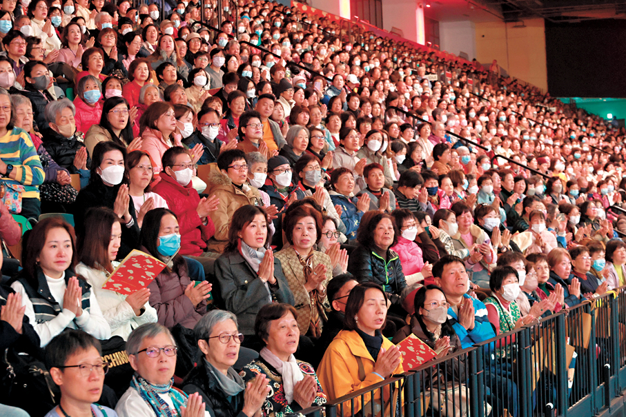 ●香港善信入場參與法會，祈願世界和平、國泰民安。 香港文匯報記者郭木又 攝
