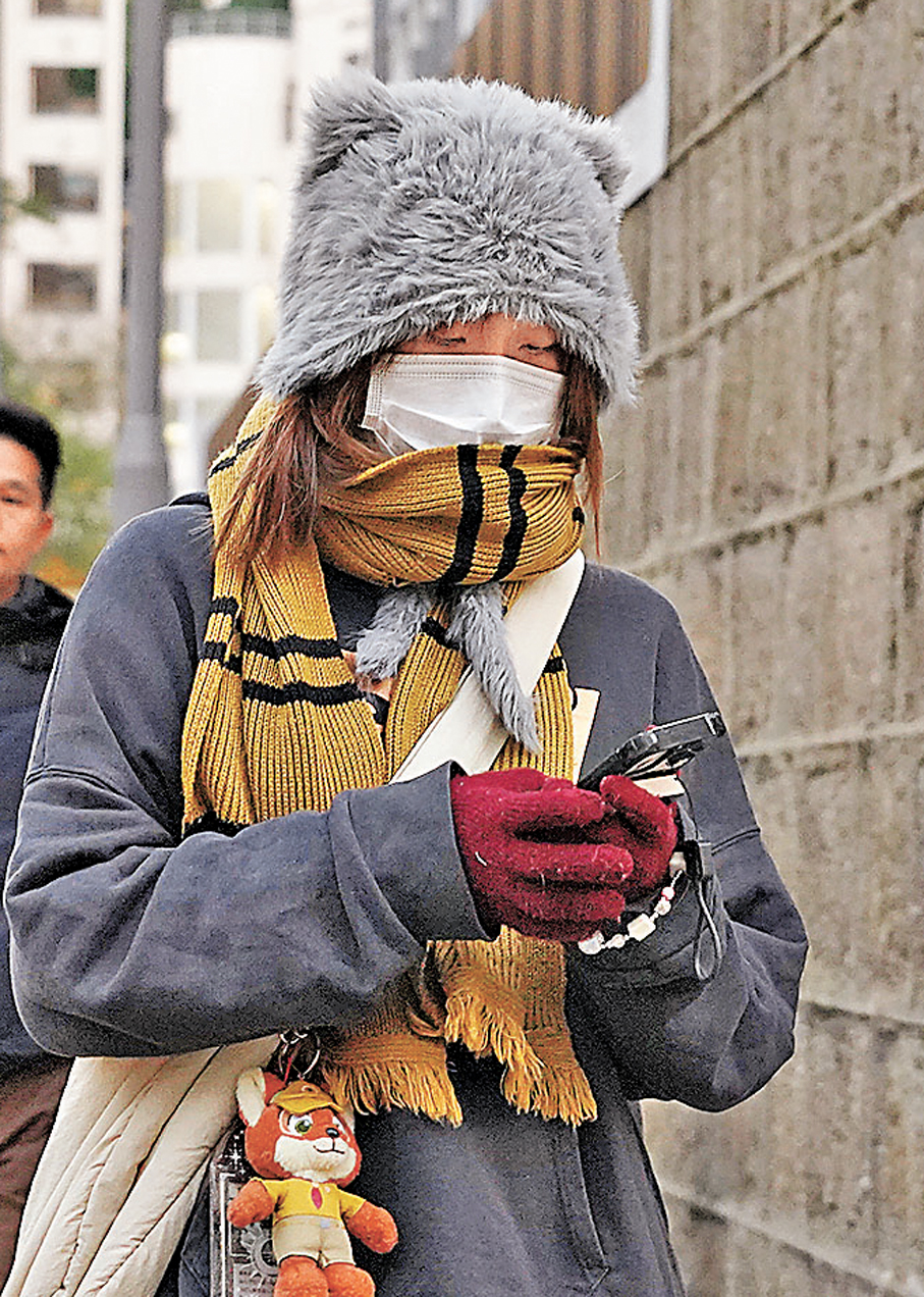 ●天文台昨日發出今年首個霜凍警告，有市民出街時包到實。 香港文匯報記者曾興偉  攝