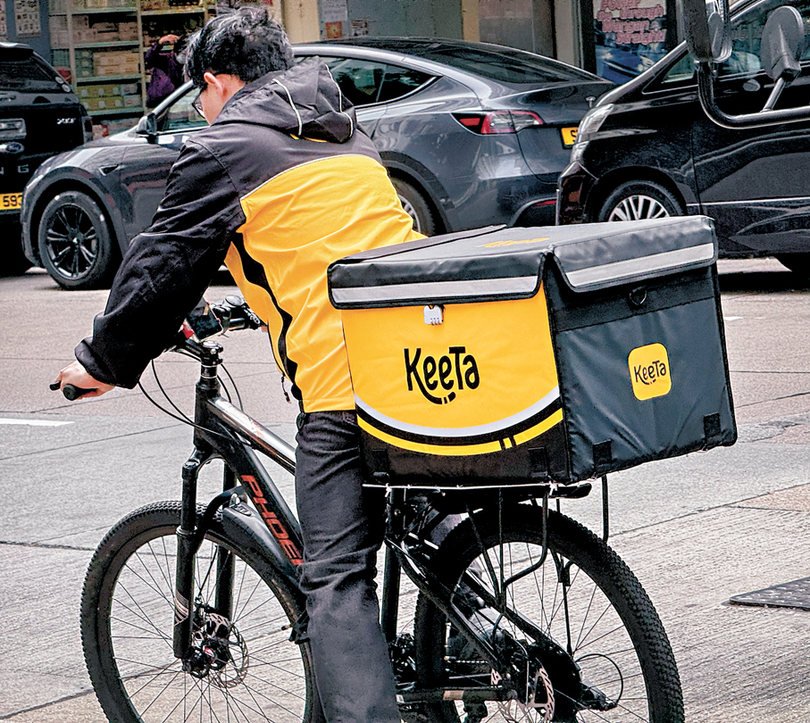 ●工會昨到勞工處遞交「盡快立法完善平台工作者工傷補償機制意見書」，就完善外賣員保障機制提出意見。圖為騎着單車的平台外賣員。   資料圖片