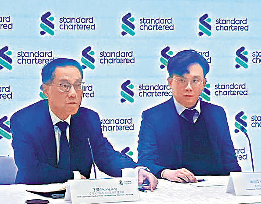 ●左起：渣打大中華及北亞區首席經濟師丁爽、渣打大中華區經濟師陳冠霖。 香港文匯報記者莊程敏  攝