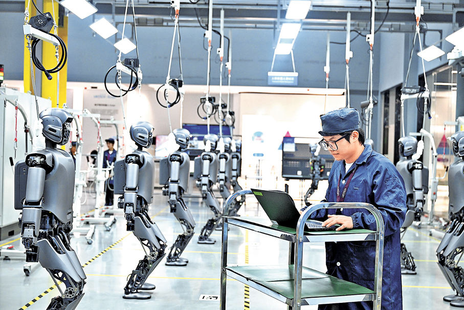 ●《意見》明確到2027年，中國人工智能關鍵核心技術實現安全可靠供給。圖為廣西柳州市北部生態新區機器人產業園，工人檢查工業版人形機器人。 資料圖片