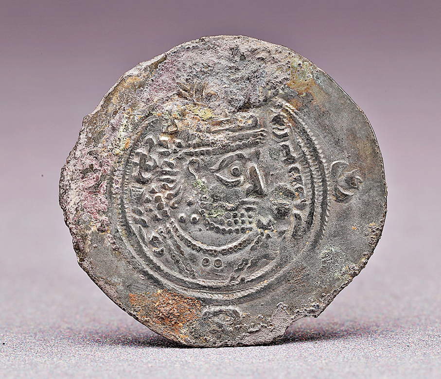 ●西安唐代馬三娘墓出土的波斯薩珊銀幣。香港文匯報西安傳真