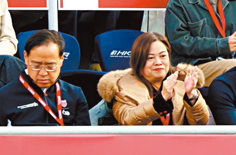 ●文化體育及旅遊局局長羅淑佩（右）為黃澤林打氣。