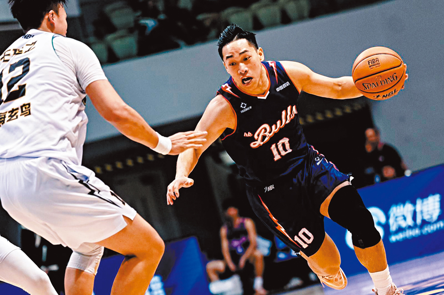 ●香港金牛控衛楊睿騏（右）再度外借至滿貫。 資料圖片