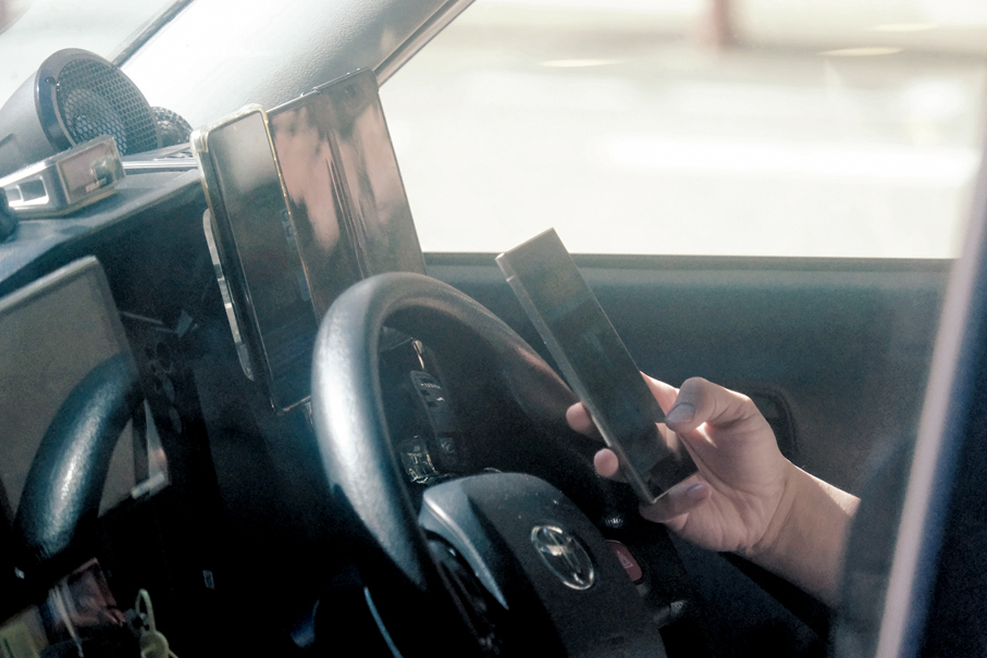 ●運輸署由1月25日起規定所有司機在駕駛期間車頭不能擺放多過兩部流動裝置。香港文匯報記者涂穴  攝