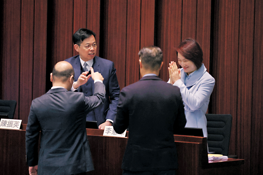 ●議員祝賀李慧琼當選立法會主席。