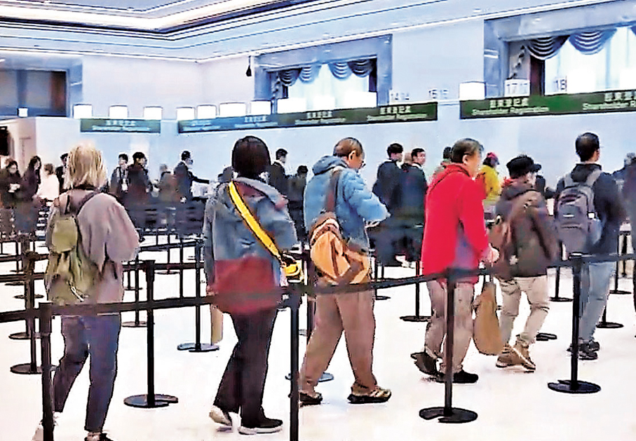 ● 恒生銀行昨早舉行法院會議及股東大會，近400名小股東親身參與。