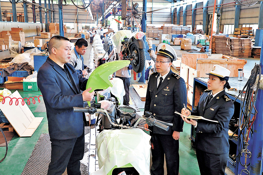 ●廣州海關關員在摩托車出口企業調研並宣講中韓自貿協定政策。 受訪者供圖