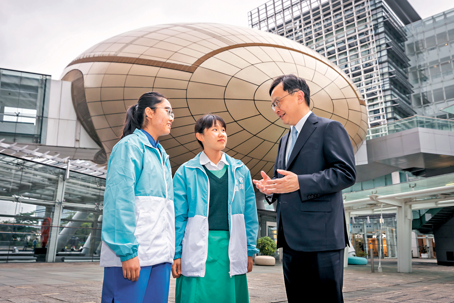 ●盧煜明（右一）認為，通過與學生的互動，可以增加年輕人投身科學的熱情。圖為他在「名師高徒」計劃與學生交流。 港科院圖片