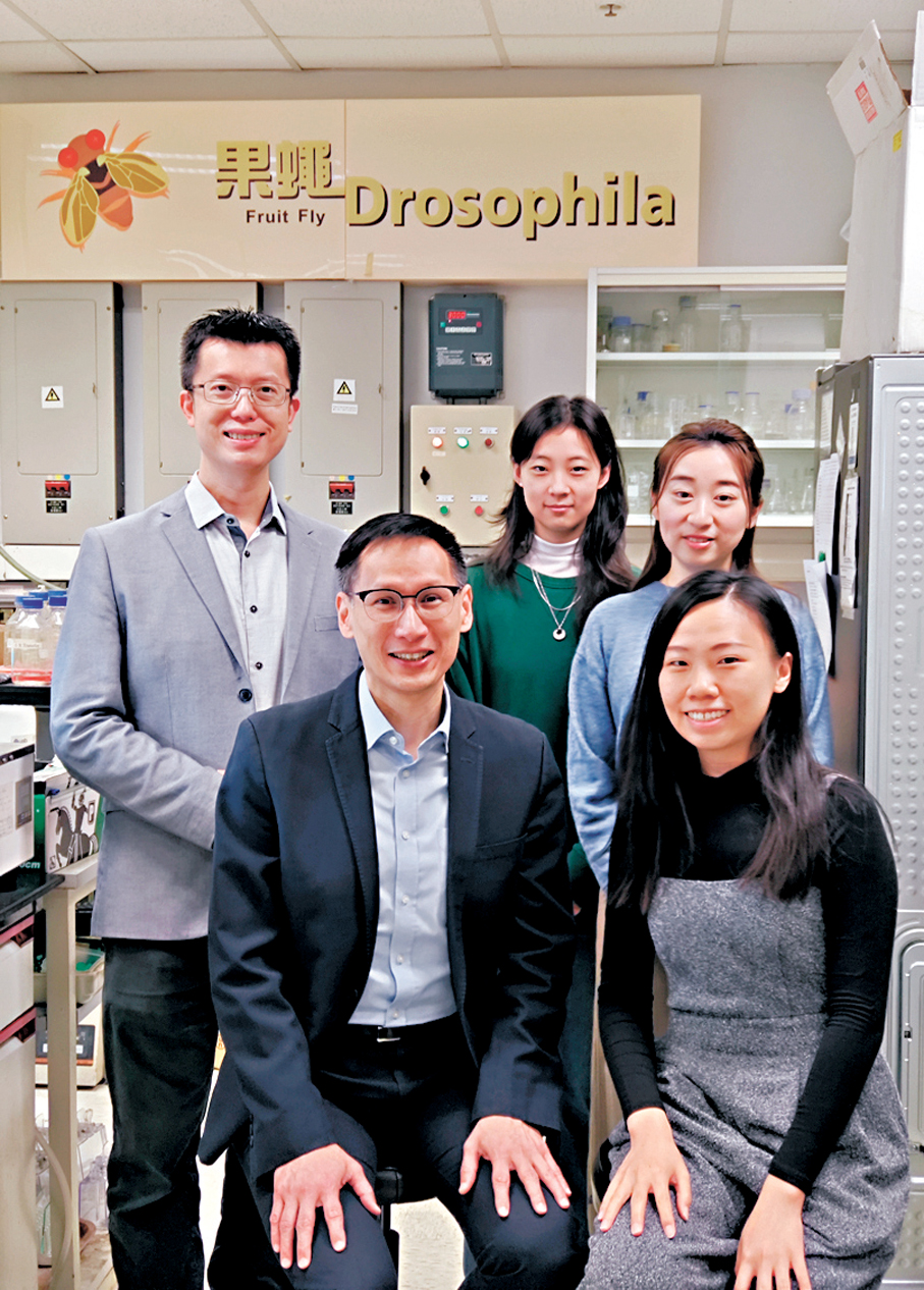 ●中大生命科學學院陳浩然教授（前排左）及其研究團隊。 中大圖片