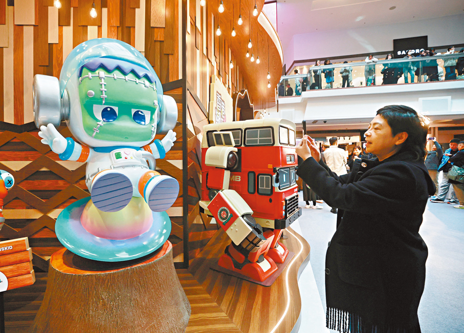 ●遊客爭相拍攝香港本地品牌「科學怪豆丁」、「九巴重機」等展品。