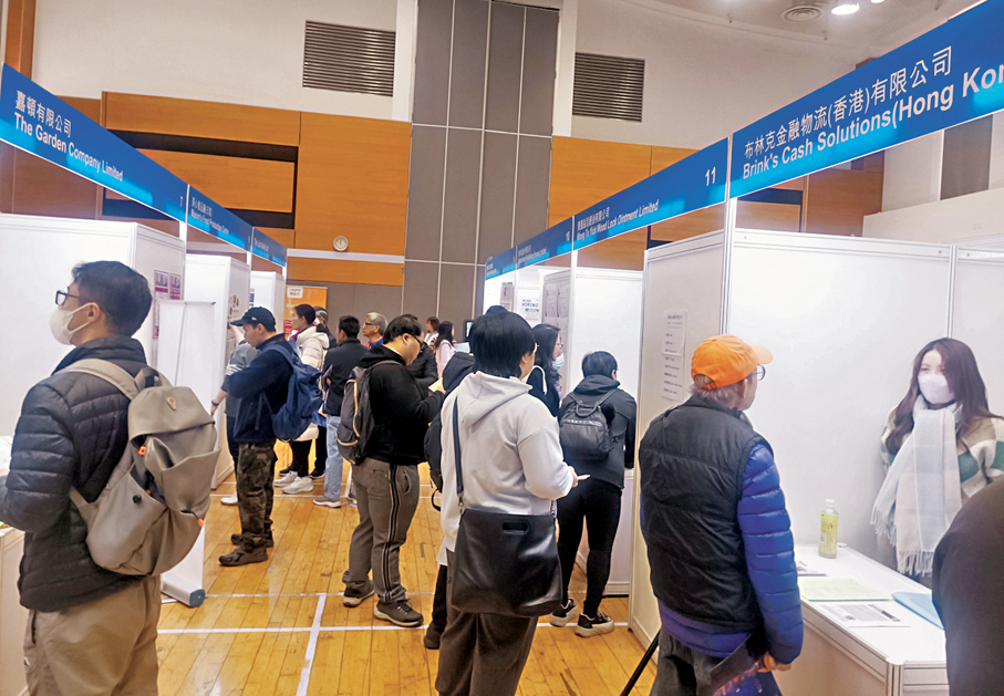 ●勞工處在天水圍舉辦「職場新路徑招聘會」，共有約50間機構參與，提供近2,300個職位空缺。 香港文匯報記者張茗  攝