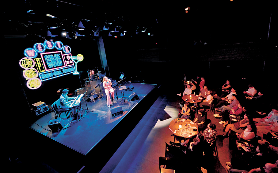 ●觀眾在「邊飲邊食」的輕鬆氛圍中欣賞表演。