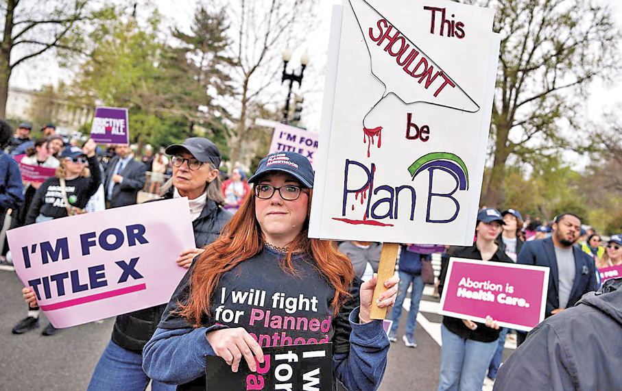 ●美國民眾抗議特朗普凍結聯邦家庭計劃補助資金。 資料圖片