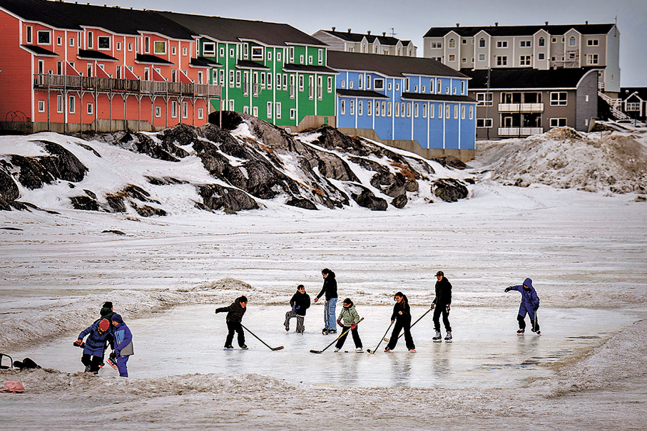 ●孩子們在格陵蘭努克的冰場上玩耍。 美聯社