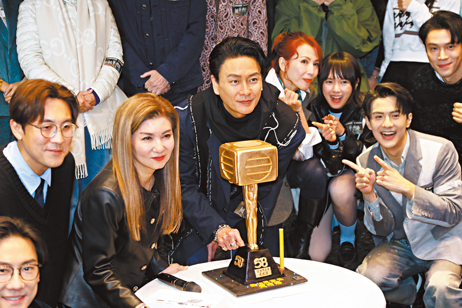 ●雙料視帝黃宗澤獲贈「最佳男主角獎座」大蛋糕慶祝。 香港文匯報記者黃艾力 攝