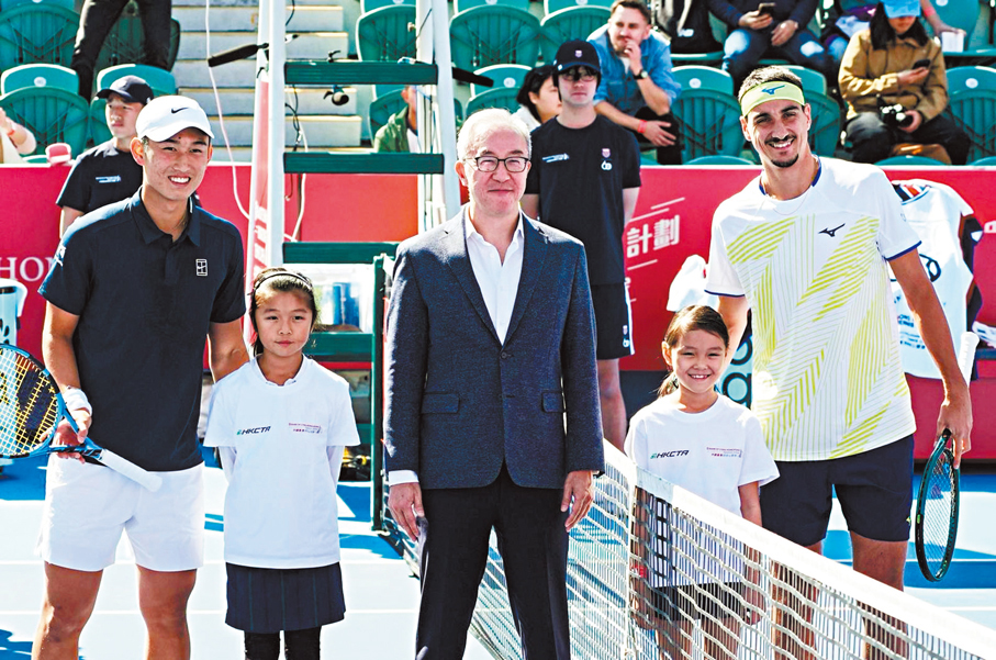 ●商竣程（左）賽前與意大利名將蘇利高（右）合照。