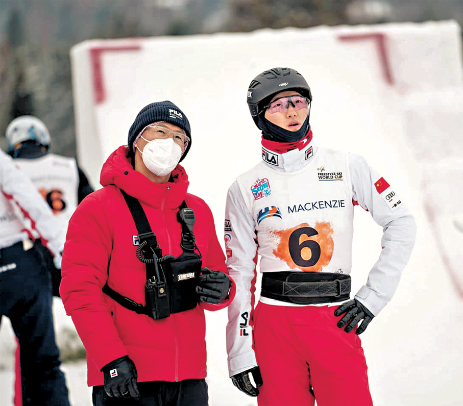 中國選手孫佳旭（右）在男子組第二場比賽奪金。資料圖片