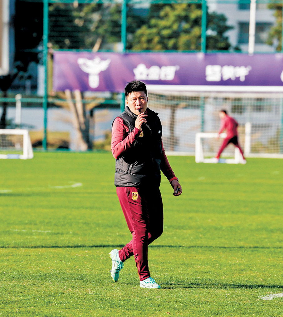 ●中國U17女足主教練馬曉旭在訓練中。 新華社