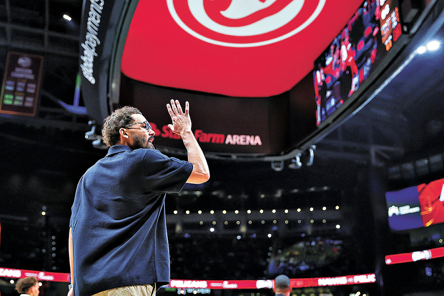 ●楊格半場得悉被交易後，隨即向在場球迷揮手道別。 美聯社