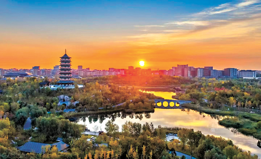 ●安和塔聳立於公園一隅。作者供圖