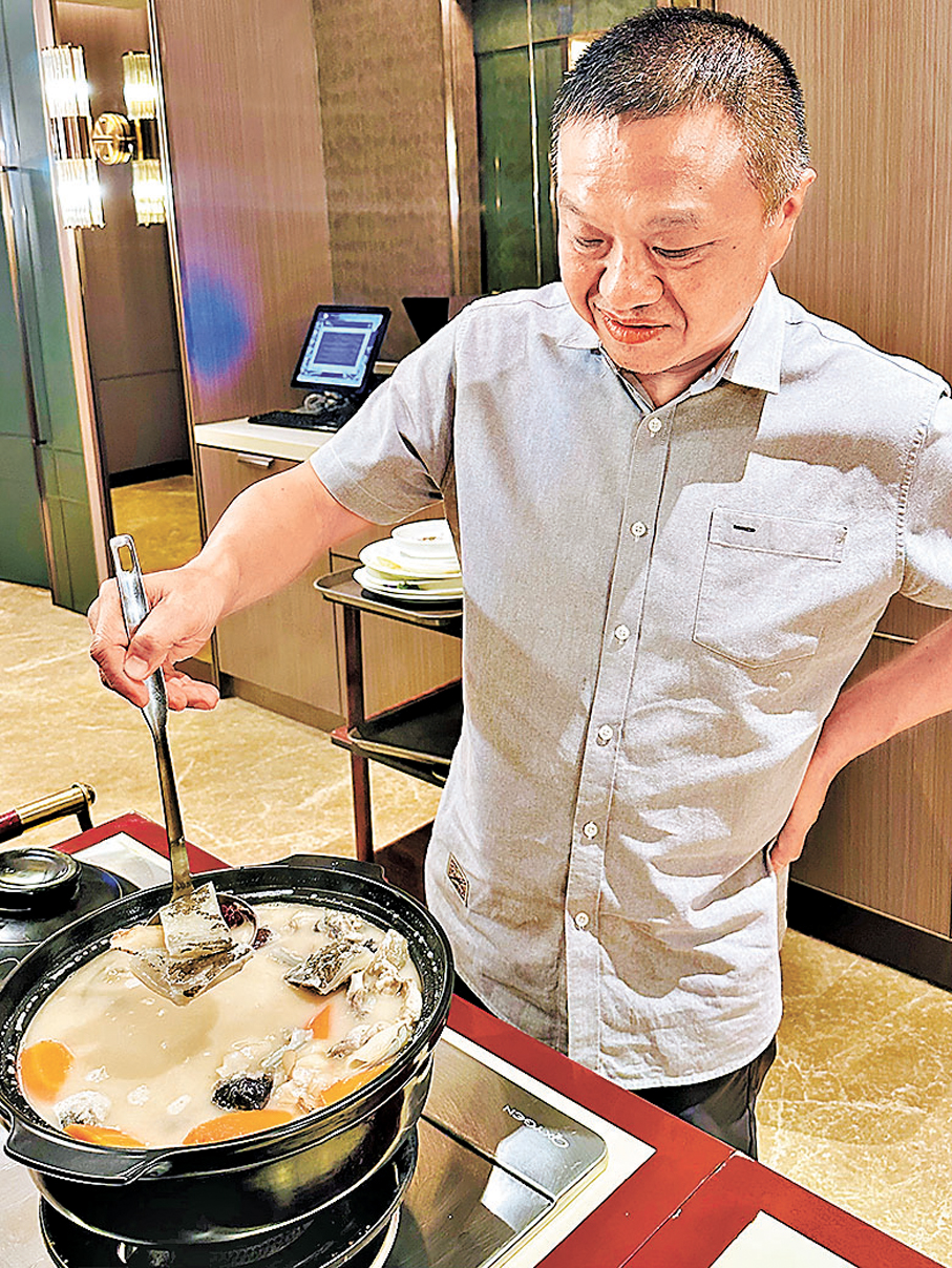 ●文偉賢師傅在新文苑為相熟客人親自分餸。 作者供圖