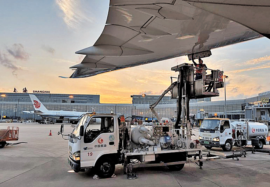 ●中石化中航油重組後，將全面提升中國航空燃料產業的國際競爭力與市場話語權。圖為中航油在上海機場為飛機加油。 資料圖片