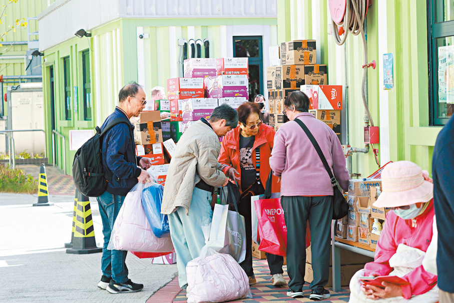 ●圖為去年宏福苑居民入住過渡房屋項目樂善村時，獲分發生活物資。 資料圖片