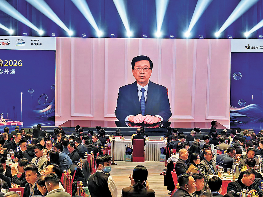 ●李家超在「千人宴」上視頻致辭。香港文匯報記者帥誠  攝