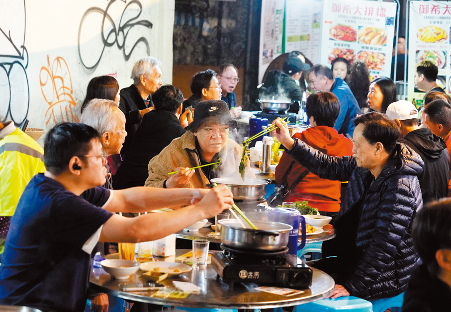 知己歡聚●冬意綿綿，三五知己聚首街頭大排檔打邊爐。 香港文匯報記者曾興偉  攝