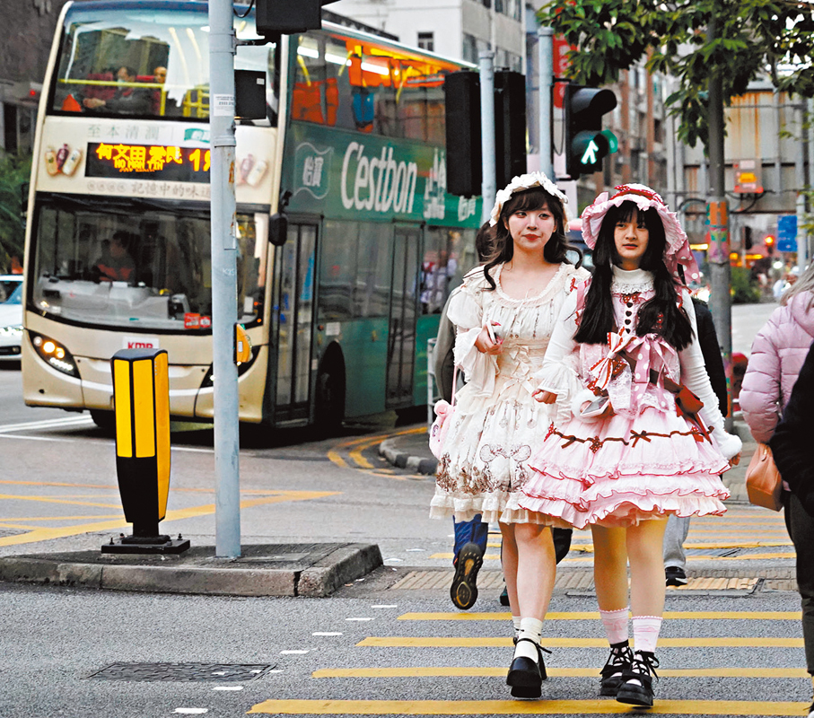 堅持本我●少女無懼寒風，穿上Lolita裙子漫步。香港文匯報記者曾興偉  攝
