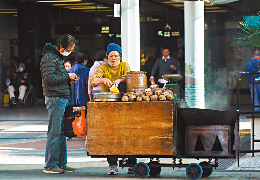 寒天賣栗●「買一包栗子吃吧！」小販在呼喚顧客。香港文匯報記者曾興偉  攝