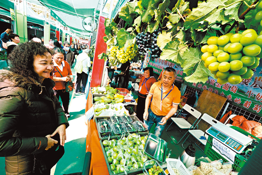 ●市民在本地農產品檔位挑選農作物。 香港文匯報記者涂穴  攝