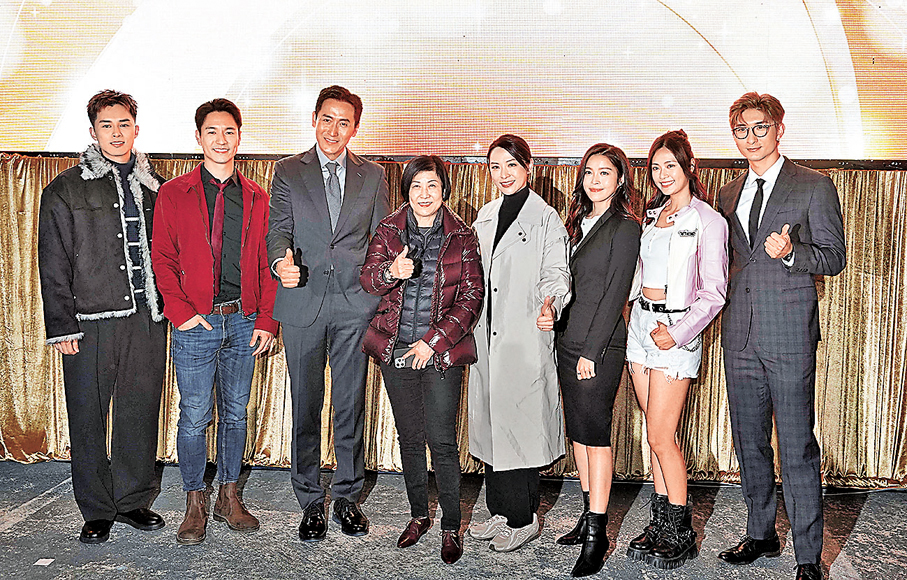 ●馬德鐘(左三)與陳煒(右四)代表月中推出的新劇《非常檢控觀》出席盆菜宴。  香港文匯報記者曾興偉 攝