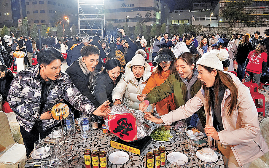 ●汪明荃(中)、龔嘉欣(左三)、車婉婉(右二)、何廣沛(左二)等興奮準備大快朵頤。  香港文匯報記者曾興偉 攝