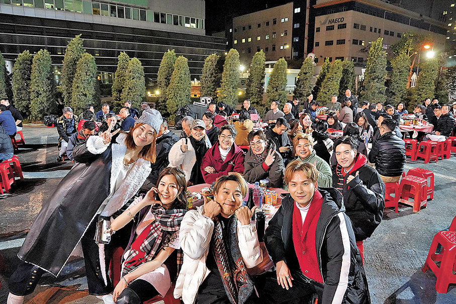 ●一班《中年好聲音》歌手在盆菜宴上重聚。 香港文匯報記者曾興偉 攝