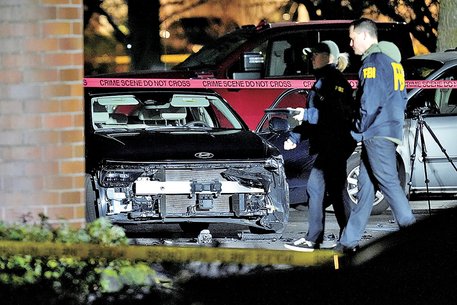 ●執法人員在案發現場處理一輛受損車輛。 美聯社