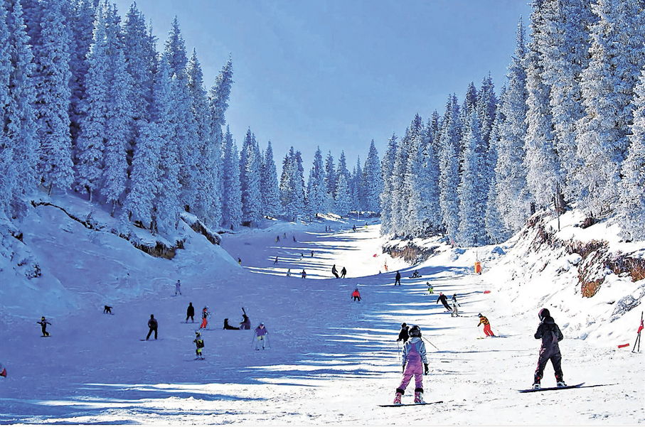 ●滑雪愛好者在烏魯木齊絲綢之路山地度假區滑雪場享受冰雪運動樂趣。