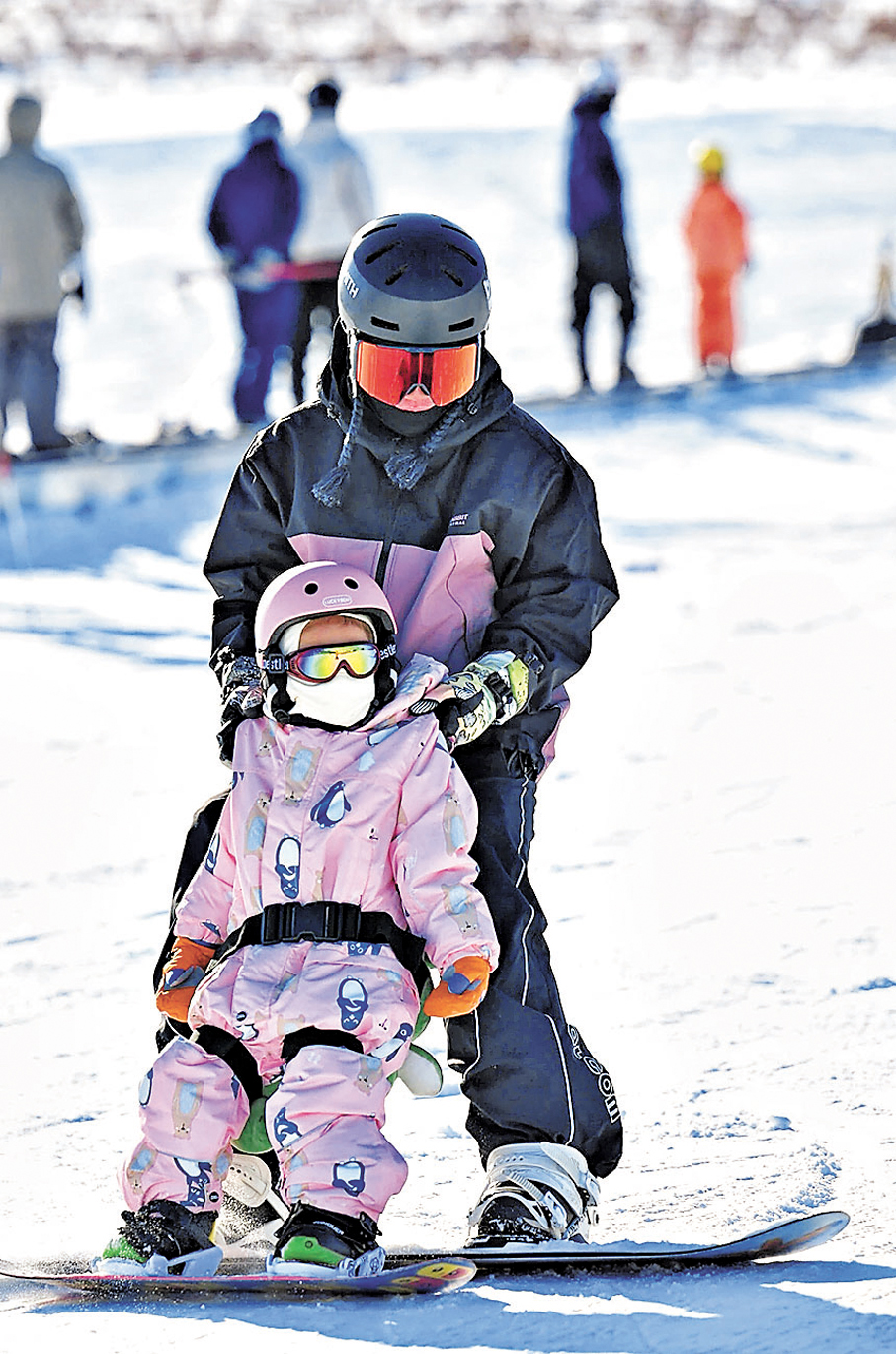 ●來自四川的滑雪愛好者楊依諾（前）和母親在烏魯木齊絲綢之路山地度假區滑雪。