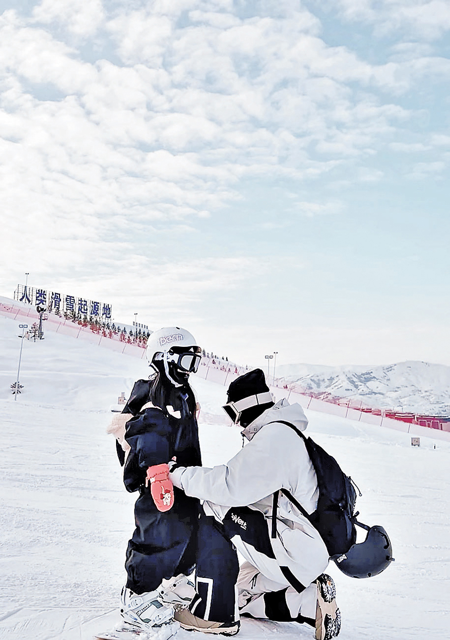 ●新疆阿勒泰的將軍山滑雪場上，滑雪教練（右）正在指導小朋友學習滑雪。