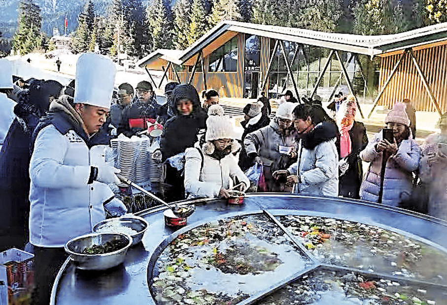 ●天山天池景區大鍋羊肉節現場